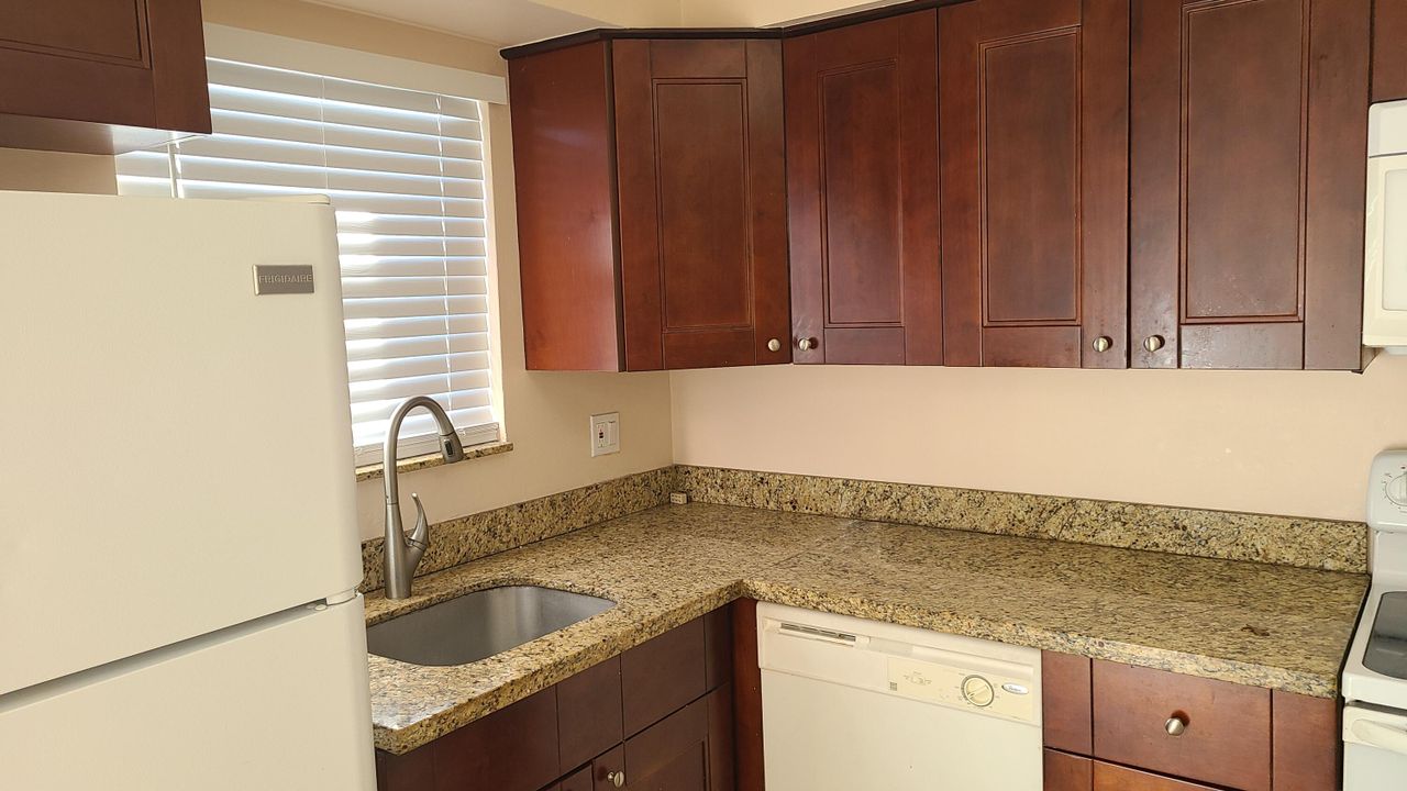 В аренду: $2,300 (3 спален, 2 ванн, 1231 Квадратных фут)