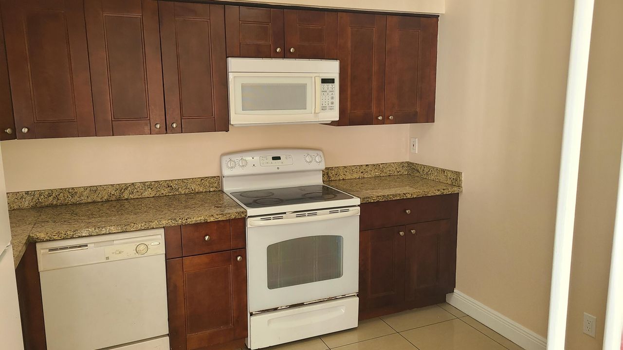 В аренду: $2,300 (3 спален, 2 ванн, 1231 Квадратных фут)