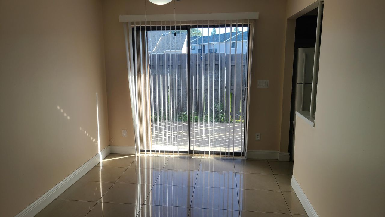 В аренду: $2,300 (3 спален, 2 ванн, 1231 Квадратных фут)