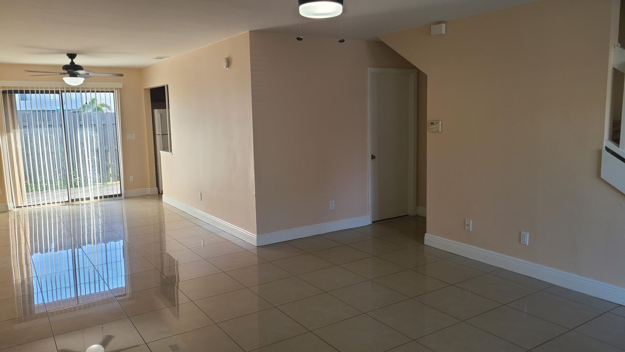 В аренду: $2,300 (3 спален, 2 ванн, 1231 Квадратных фут)