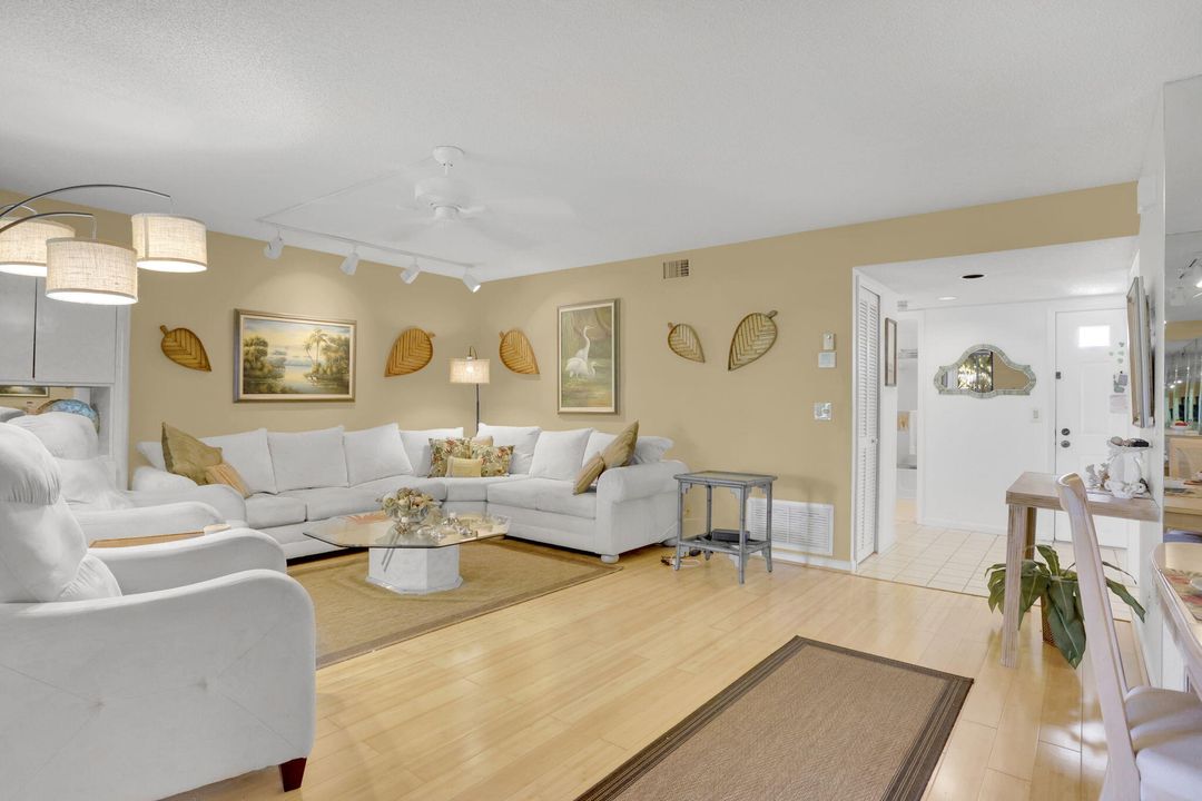 For Sale: $195,000 (2 beds, 2 baths, 1178 Square Feet)