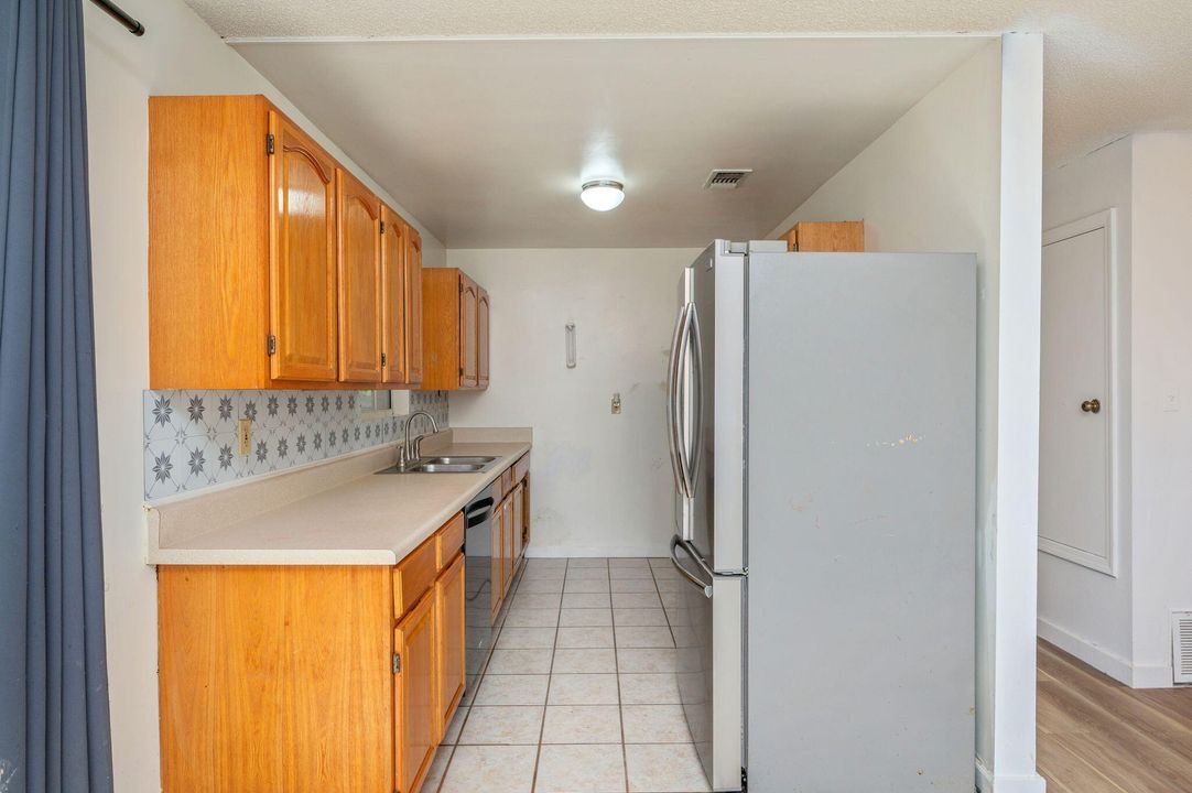 待售: $195,000 (3 贝兹, 1 浴室, 1252 平方英尺)