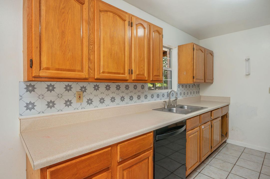 待售: $195,000 (3 贝兹, 1 浴室, 1252 平方英尺)