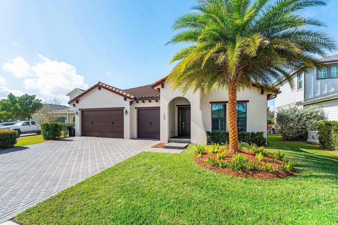 For Sale: $739,000 (3 beds, 3 baths, 2635 Square Feet)