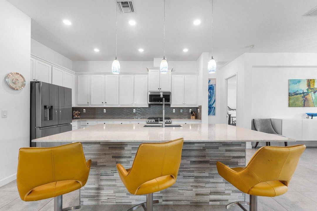 For Sale: $739,000 (3 beds, 3 baths, 2635 Square Feet)