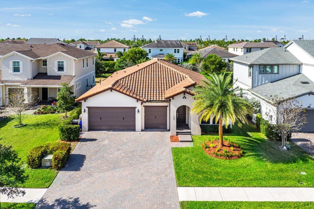 For Sale: $739,000 (3 beds, 3 baths, 2635 Square Feet)