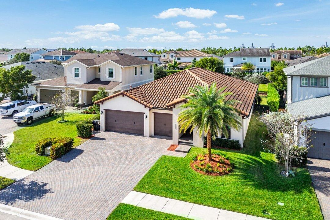 For Sale: $739,000 (3 beds, 3 baths, 2635 Square Feet)