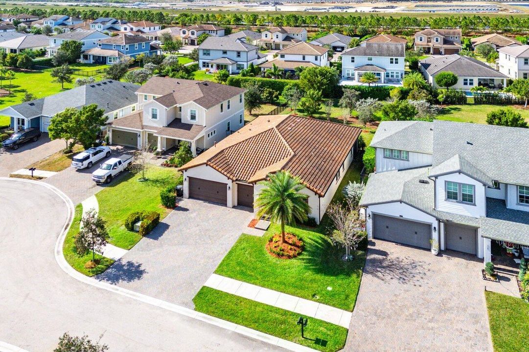 For Sale: $739,000 (3 beds, 3 baths, 2635 Square Feet)