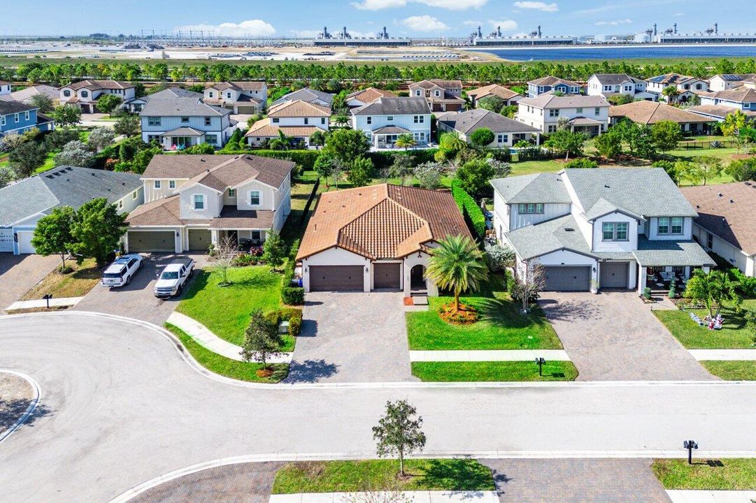 For Sale: $739,000 (3 beds, 3 baths, 2635 Square Feet)