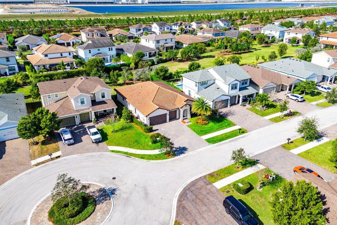 For Sale: $739,000 (3 beds, 3 baths, 2635 Square Feet)