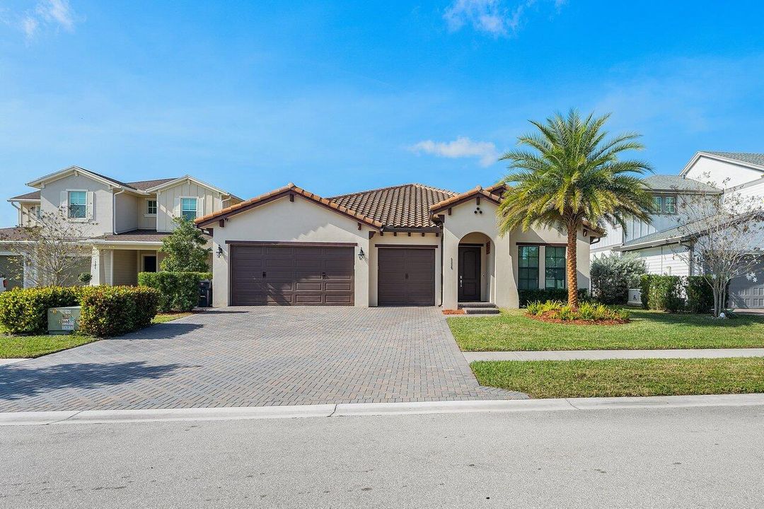 For Sale: $739,000 (3 beds, 3 baths, 2635 Square Feet)