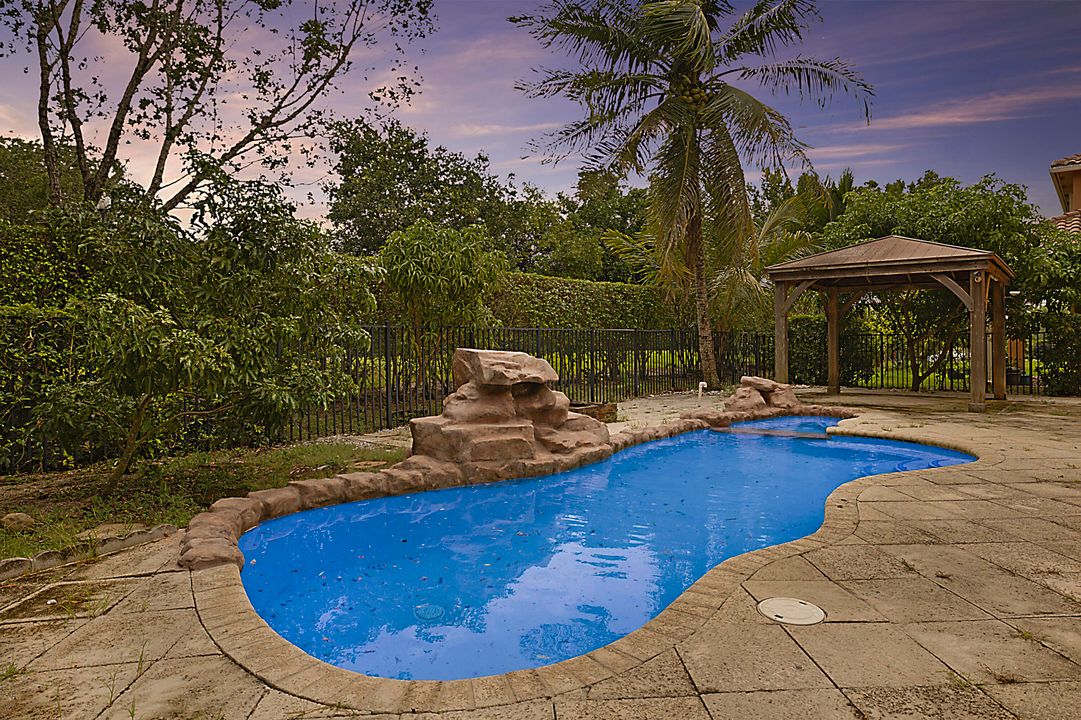 出租: $4,500 (5 贝兹, 3 浴室, 3200 平方英尺)