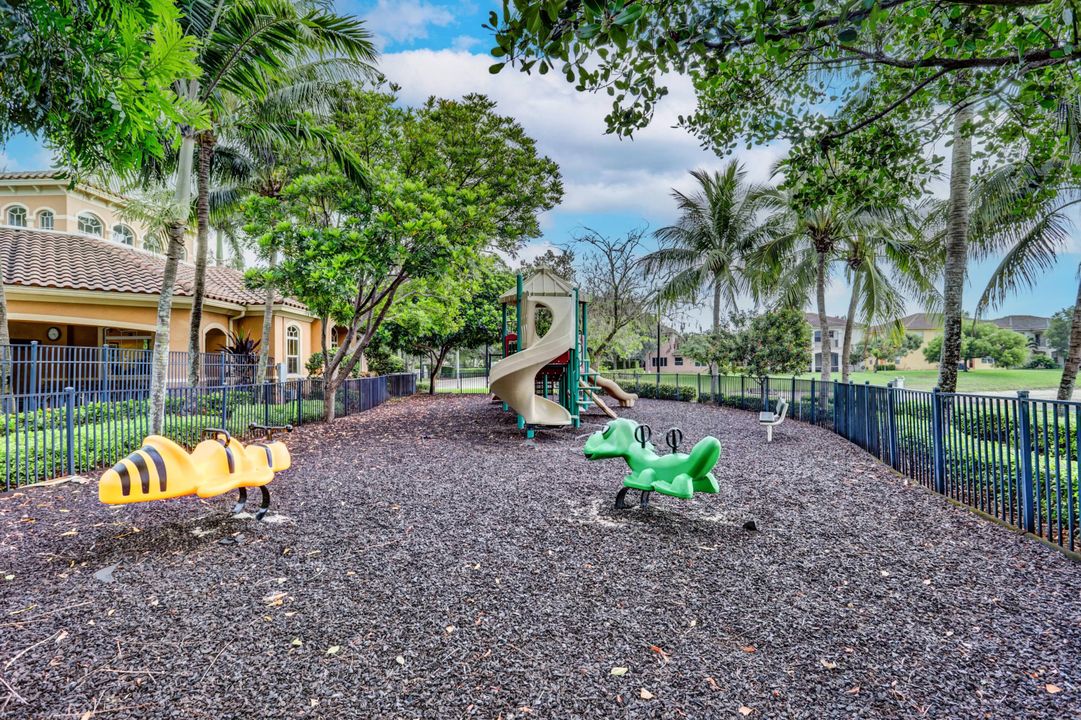 出租: $4,500 (5 贝兹, 3 浴室, 3200 平方英尺)