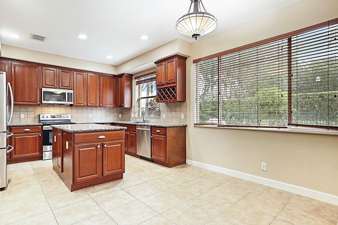 出租: $4,500 (5 贝兹, 3 浴室, 3200 平方英尺)