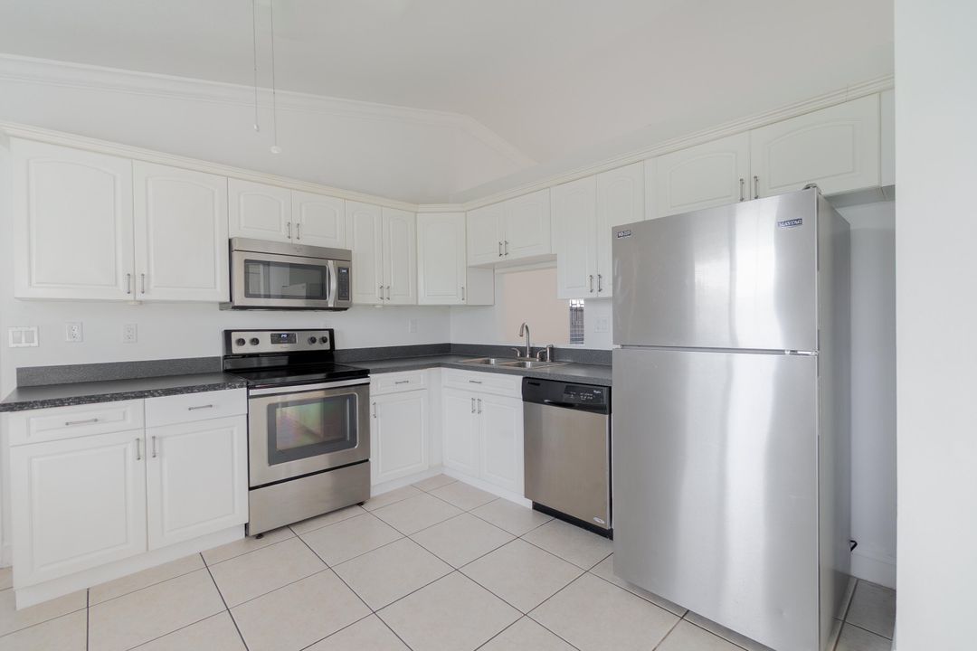 待售: $425,000 (3 贝兹, 1 浴室, 1220 平方英尺)