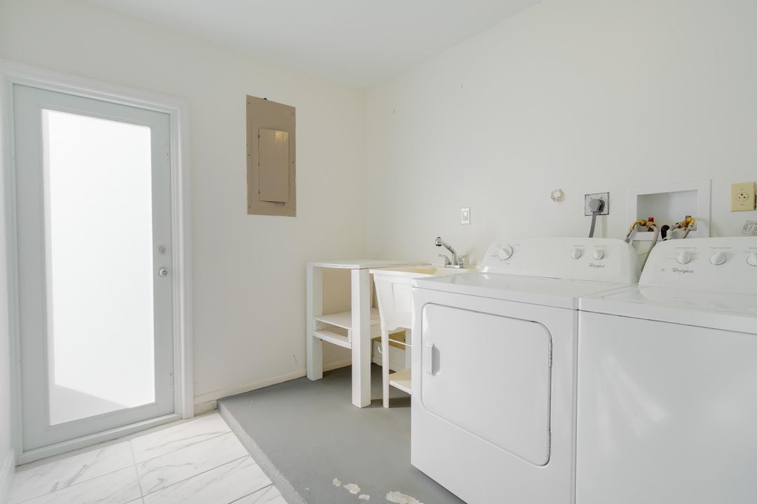 待售: $425,000 (3 贝兹, 1 浴室, 1220 平方英尺)