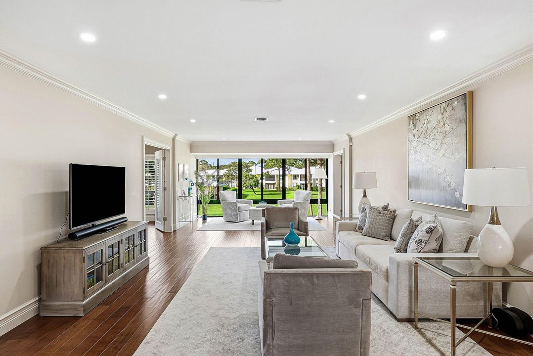 En Venta: $685,000 (3 camas, 2 baños, 1958 Pies cuadrados)