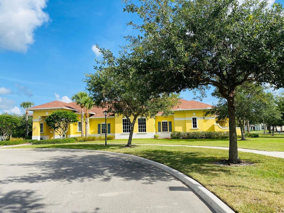 For Rent: $2,800 (5 beds, 3 baths, 2725 Square Feet)