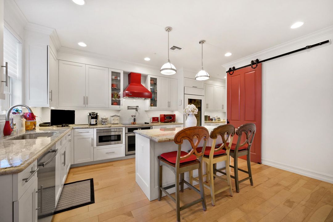 En Venta: $1,950,000 (3 camas, 3 baños, 2401 Pies cuadrados)