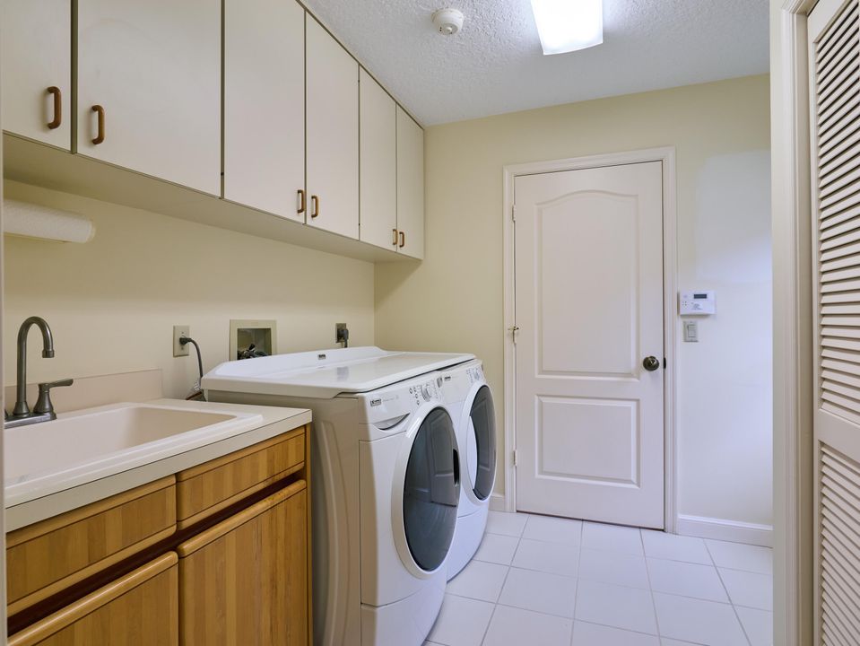 En Venta: $1,095,000 (3 camas, 3 baños, 2615 Pies cuadrados)