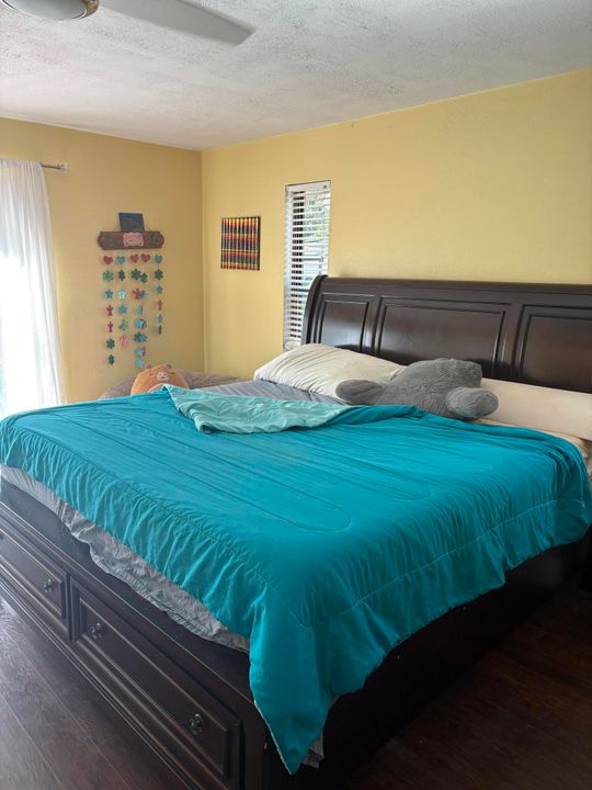 En Venta: $813,000 (4 camas, 2 baños, 2232 Pies cuadrados)