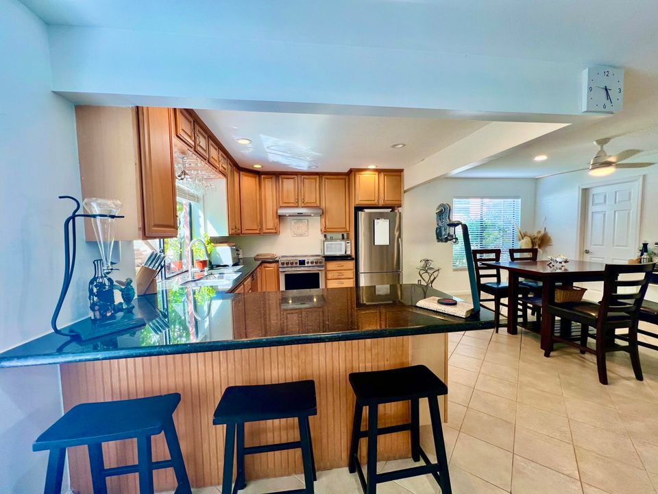 待售: $740,000 (3 贝兹, 2 浴室, 2707 平方英尺)