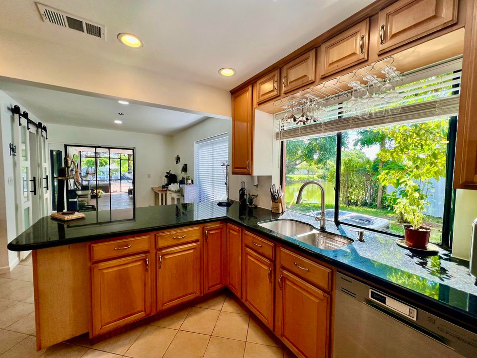 待售: $740,000 (3 贝兹, 2 浴室, 2707 平方英尺)