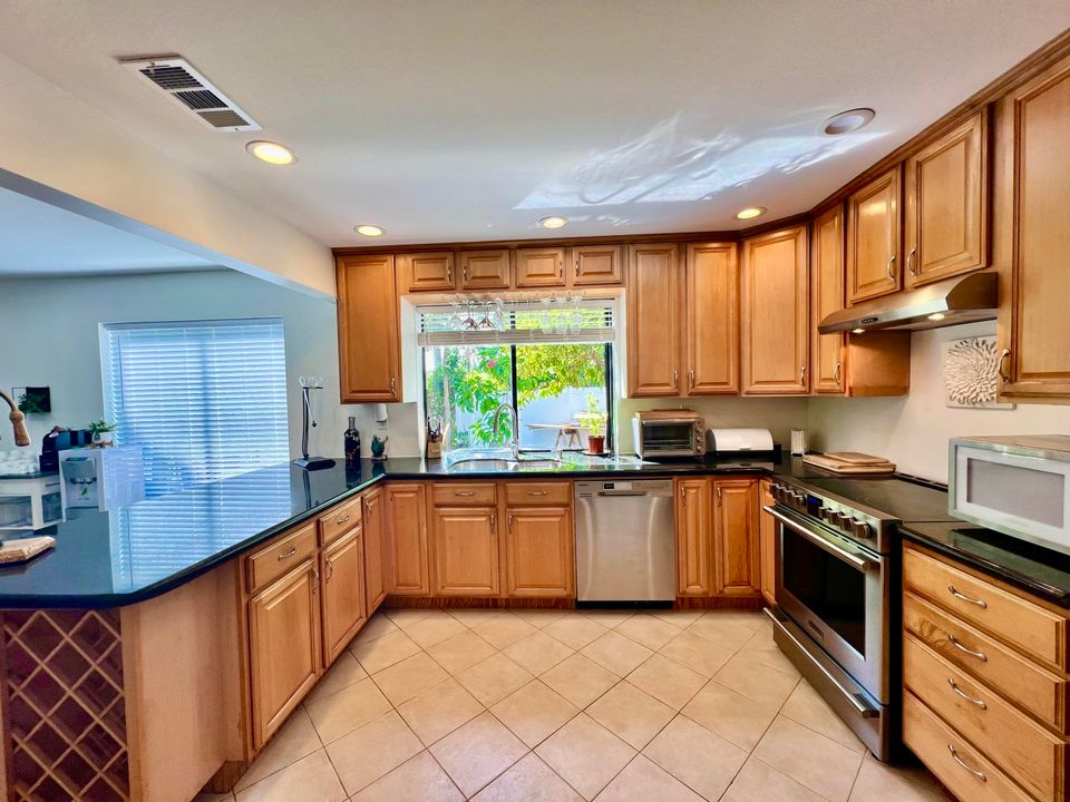 待售: $740,000 (3 贝兹, 2 浴室, 2707 平方英尺)