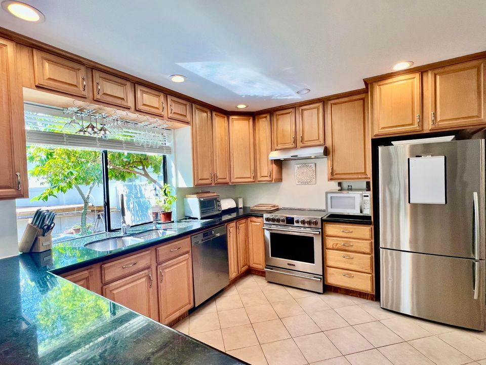 待售: $740,000 (3 贝兹, 2 浴室, 2707 平方英尺)