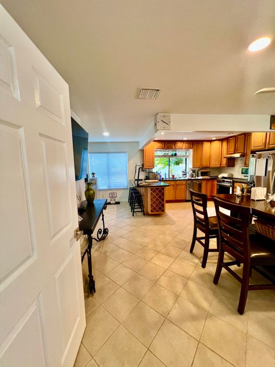 待售: $740,000 (3 贝兹, 2 浴室, 2707 平方英尺)