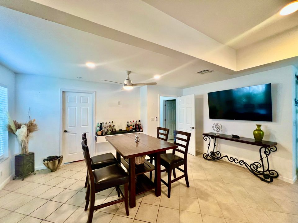 待售: $740,000 (3 贝兹, 2 浴室, 2707 平方英尺)