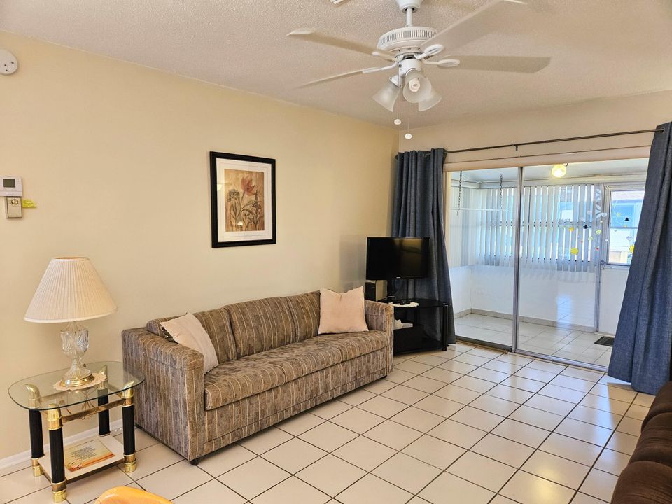 待售: $96,900 (1 贝兹, 1 浴室, 611 平方英尺)