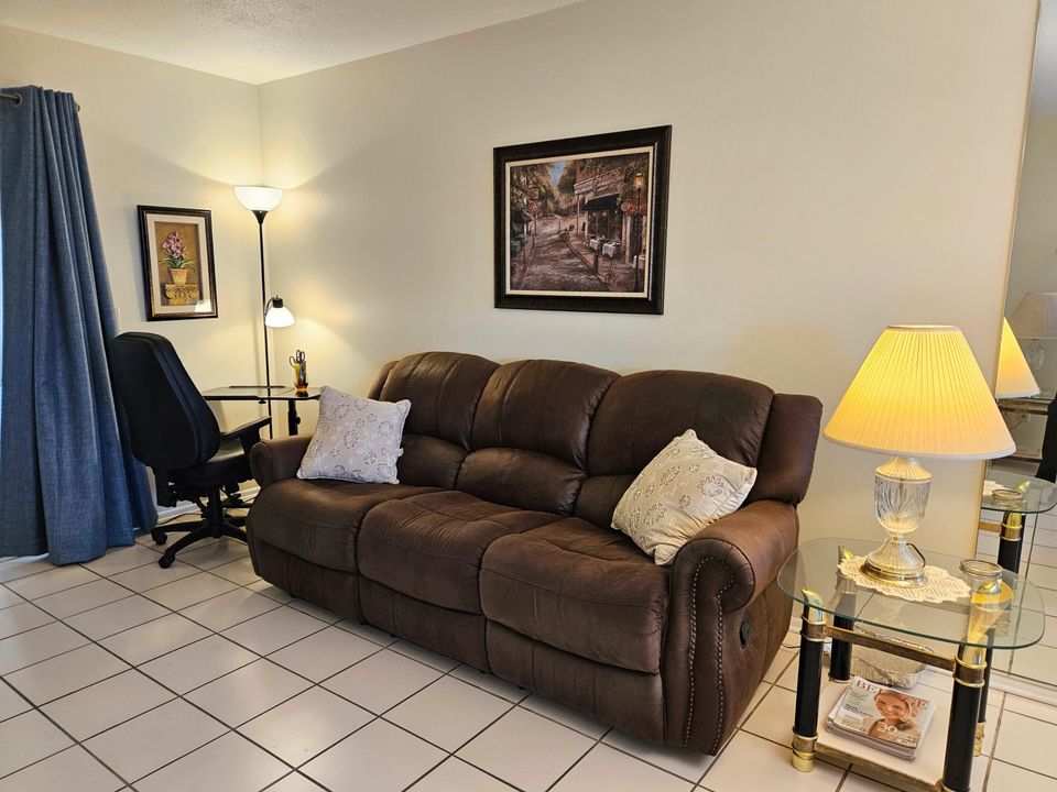 待售: $96,900 (1 贝兹, 1 浴室, 611 平方英尺)