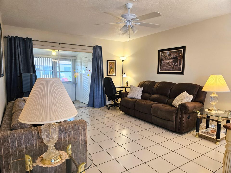 待售: $96,900 (1 贝兹, 1 浴室, 611 平方英尺)