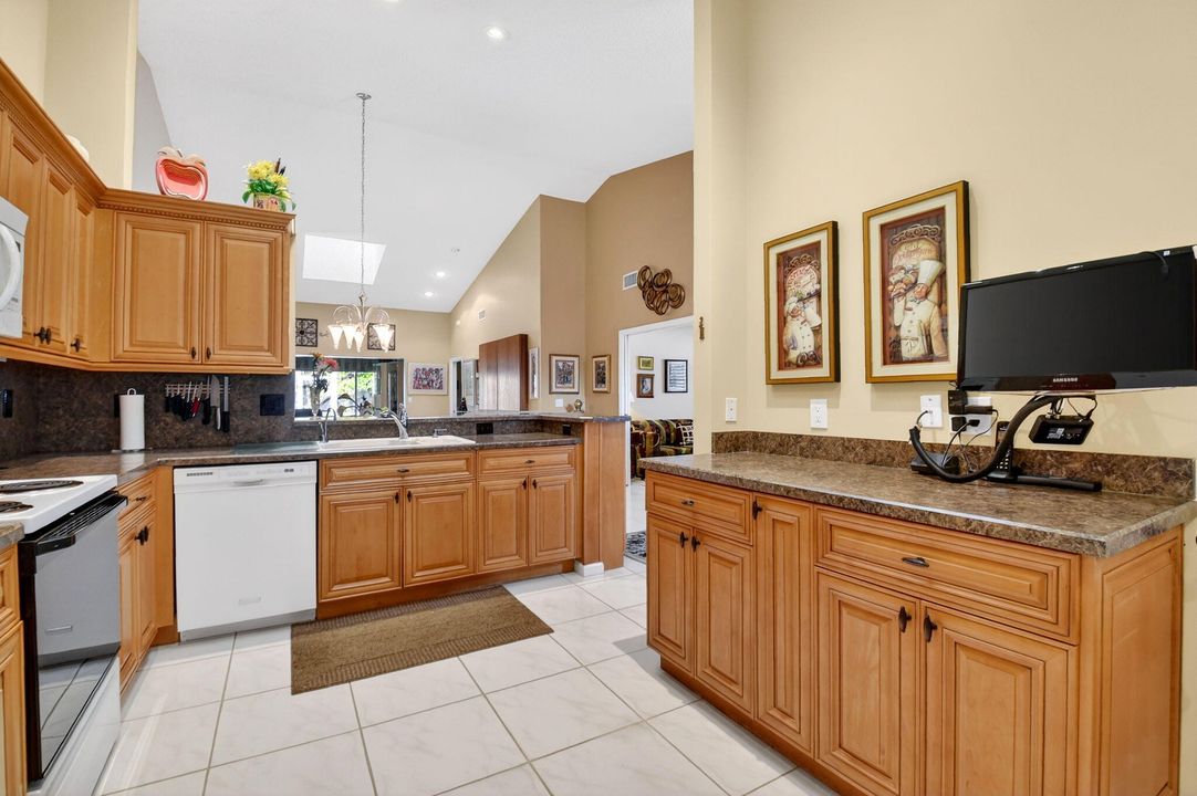 For Sale: $315,000 (3 beds, 2 baths, 1722 Square Feet)