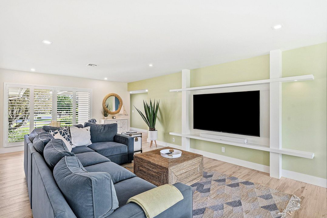 待售: $665,000 (2 贝兹, 2 浴室, 1737 平方英尺)