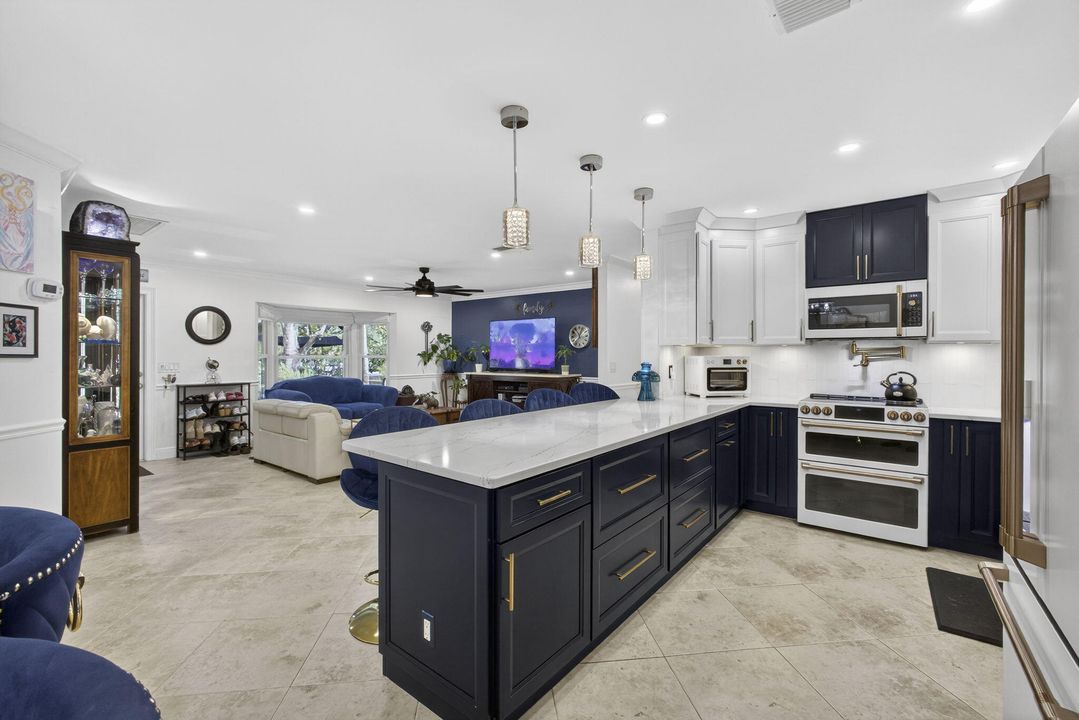 En Venta: $650,000 (4 camas, 2 baños, 1869 Pies cuadrados)