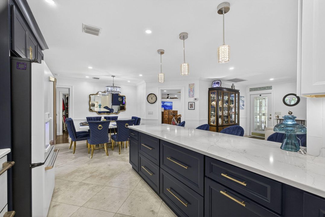 En Venta: $650,000 (4 camas, 2 baños, 1869 Pies cuadrados)