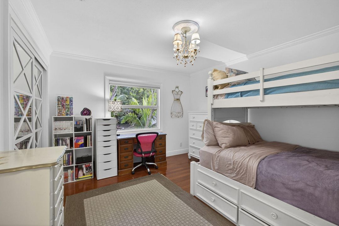 En Venta: $650,000 (4 camas, 2 baños, 1869 Pies cuadrados)