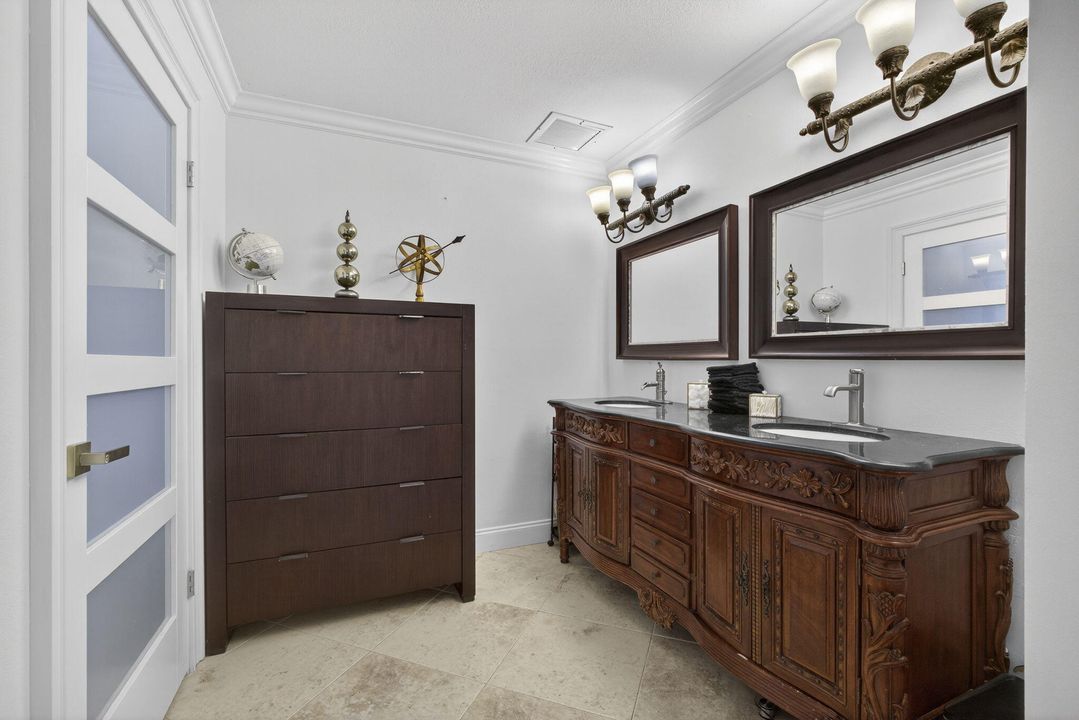 En Venta: $650,000 (4 camas, 2 baños, 1869 Pies cuadrados)