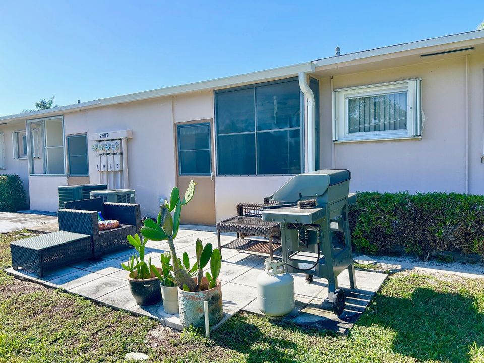 For Sale: $154,000 (2 beds, 2 baths, 910 Square Feet)
