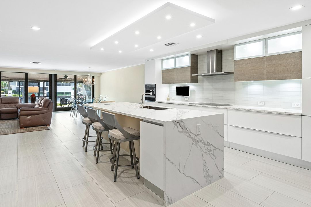 En Venta: $1,999,000 (3 camas, 3 baños, 2550 Pies cuadrados)