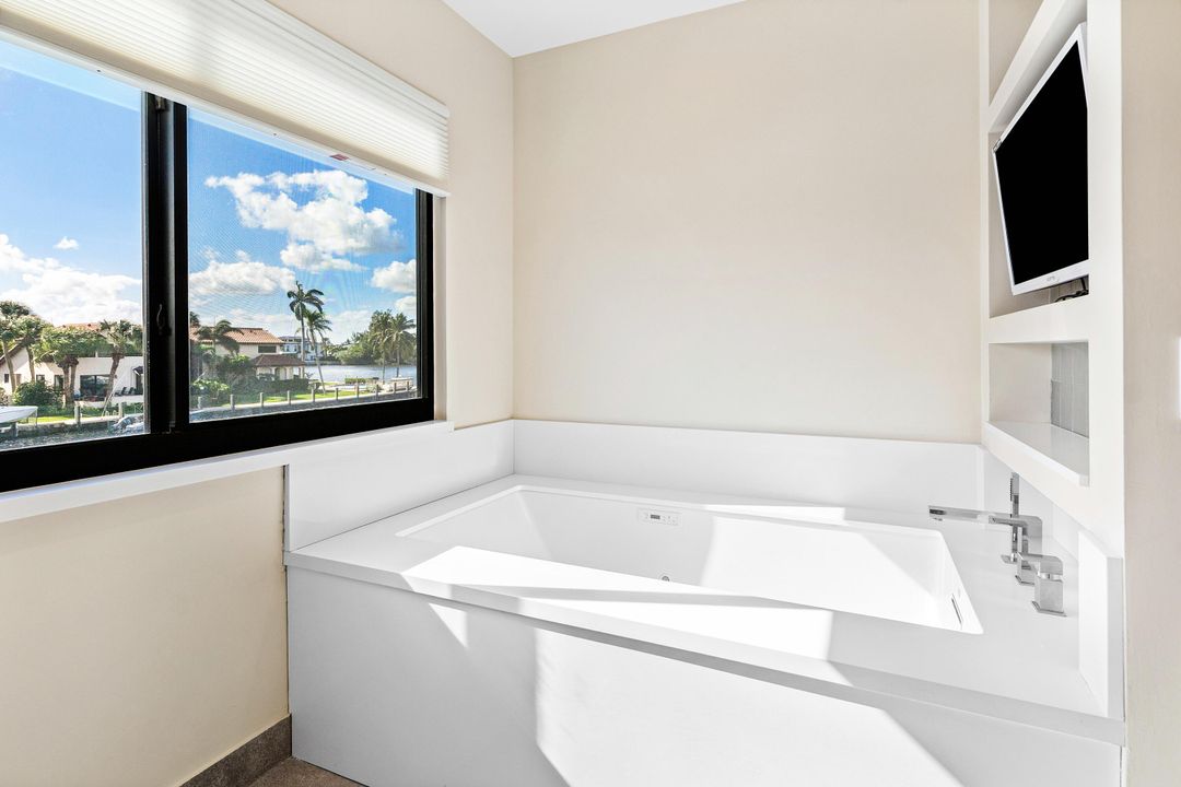 En Venta: $1,999,000 (3 camas, 3 baños, 2550 Pies cuadrados)