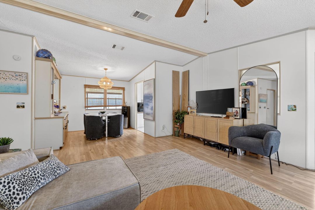 待售: $179,000 (2 贝兹, 2 浴室, 1395 平方英尺)