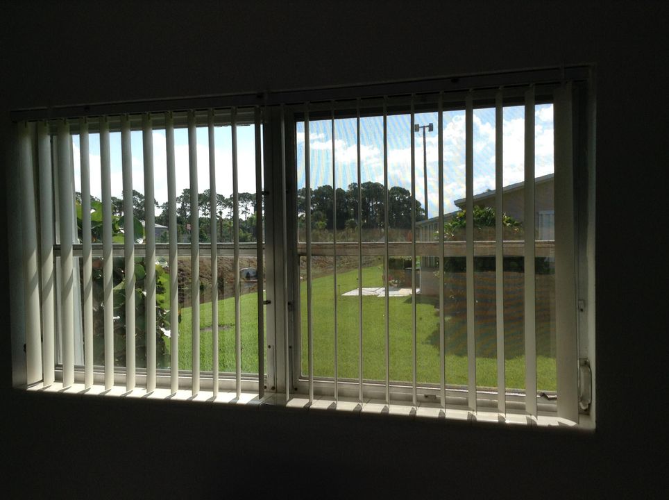 For Sale: $154,000 (2 beds, 2 baths, 910 Square Feet)