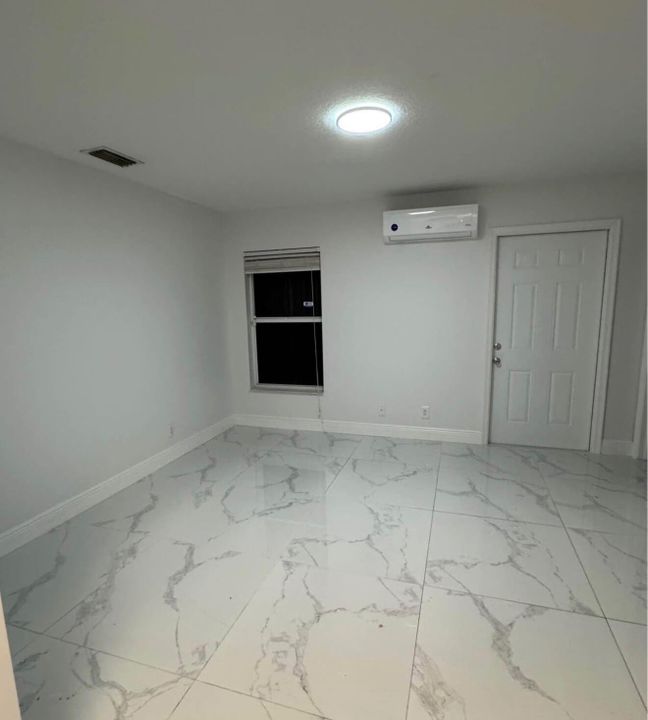 合同活跃: $1,300 (1 贝兹, 1 浴室, 700 平方英尺)