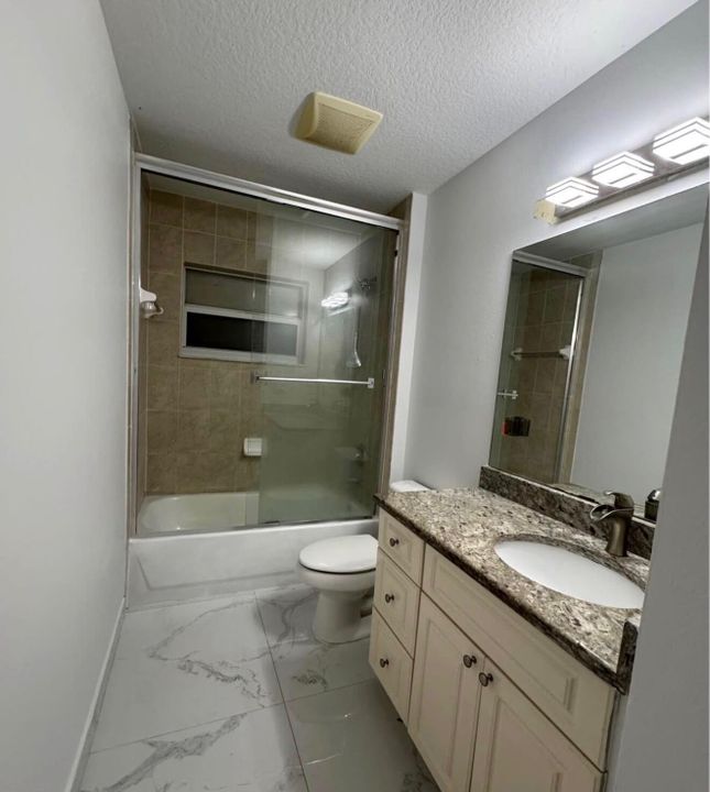 合同活跃: $1,300 (1 贝兹, 1 浴室, 700 平方英尺)