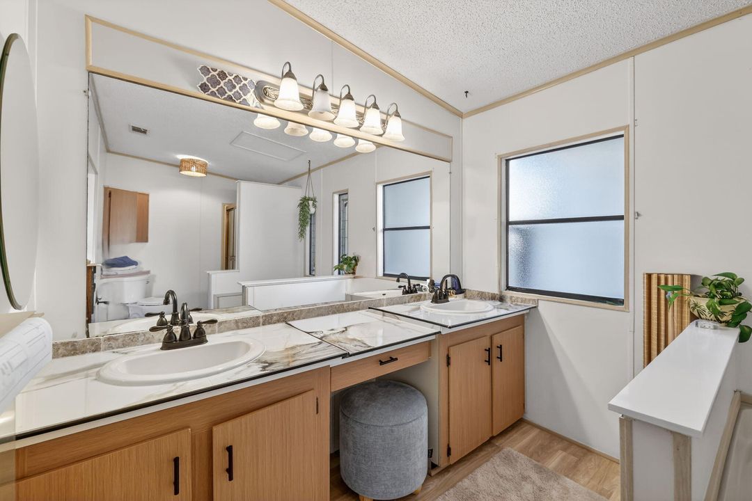 待售: $179,000 (2 贝兹, 2 浴室, 1395 平方英尺)