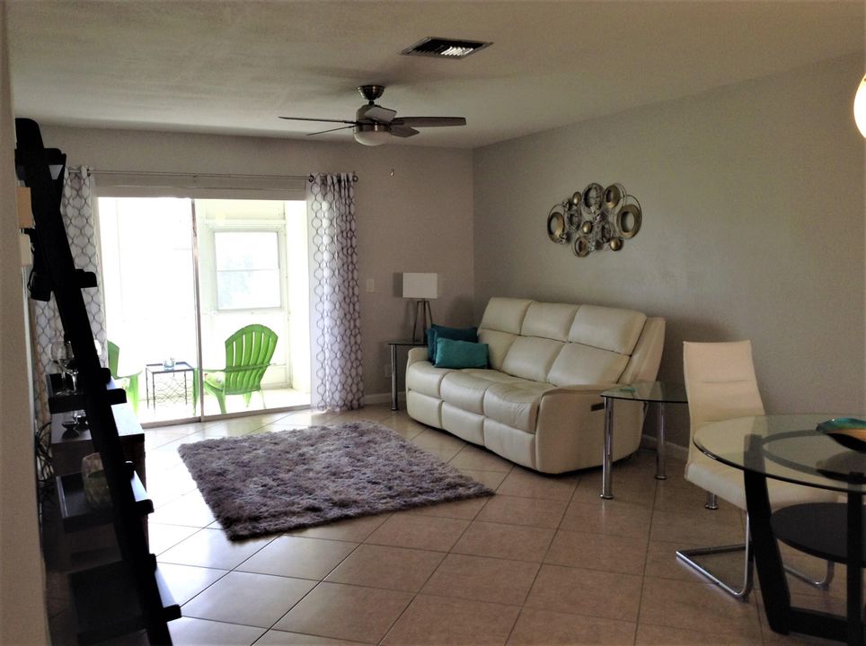 For Sale: $154,000 (2 beds, 2 baths, 910 Square Feet)