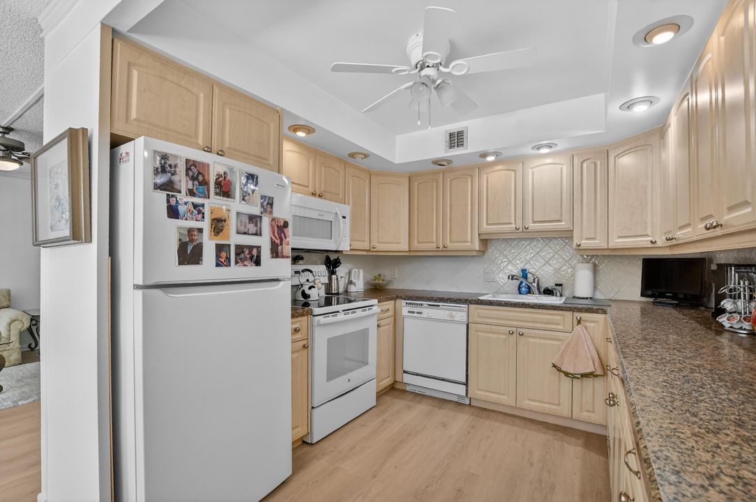 For Sale: $169,900 (2 beds, 2 baths, 1000 Square Feet)